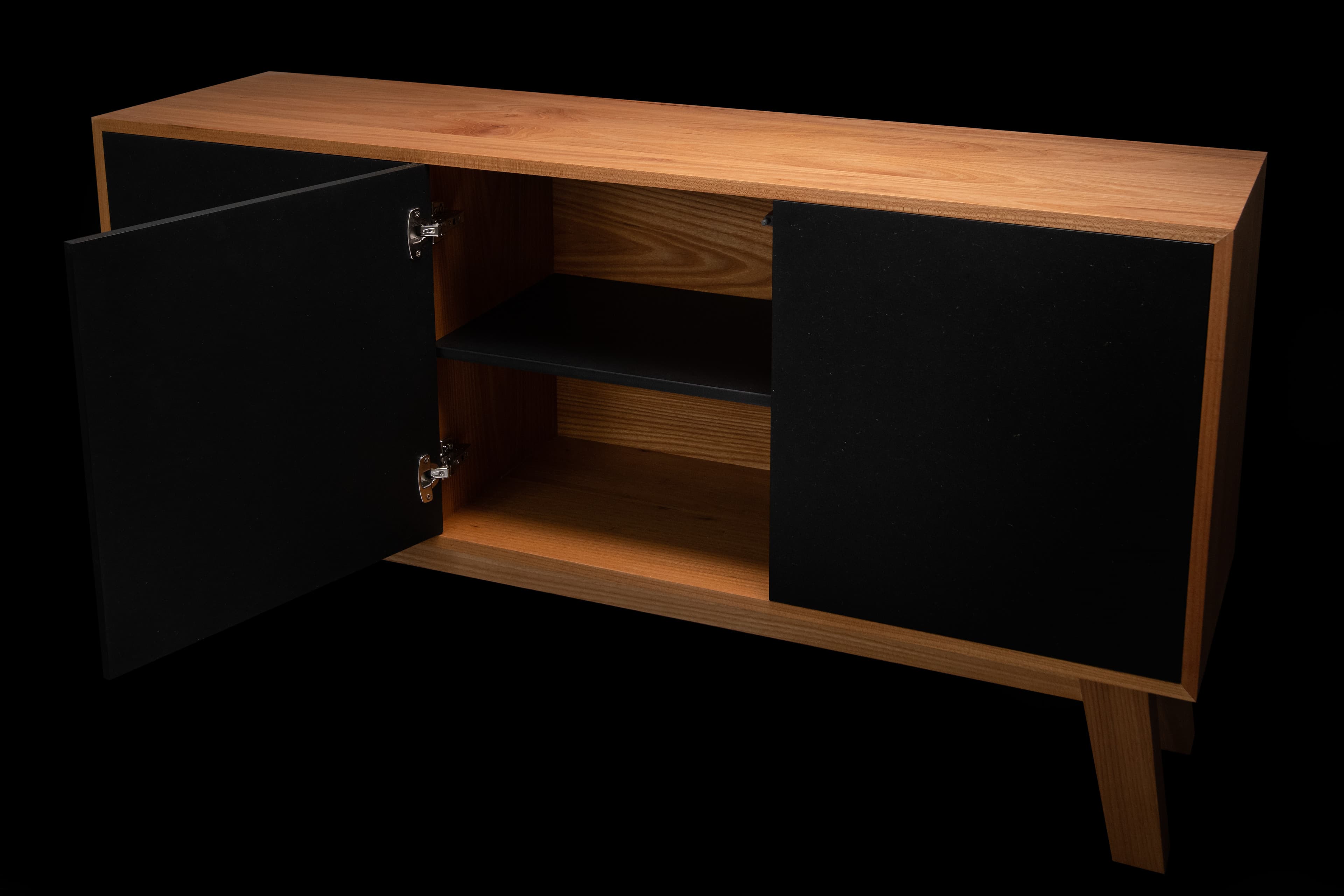 Sideboard aus Ulme mit schwarzen Fronten