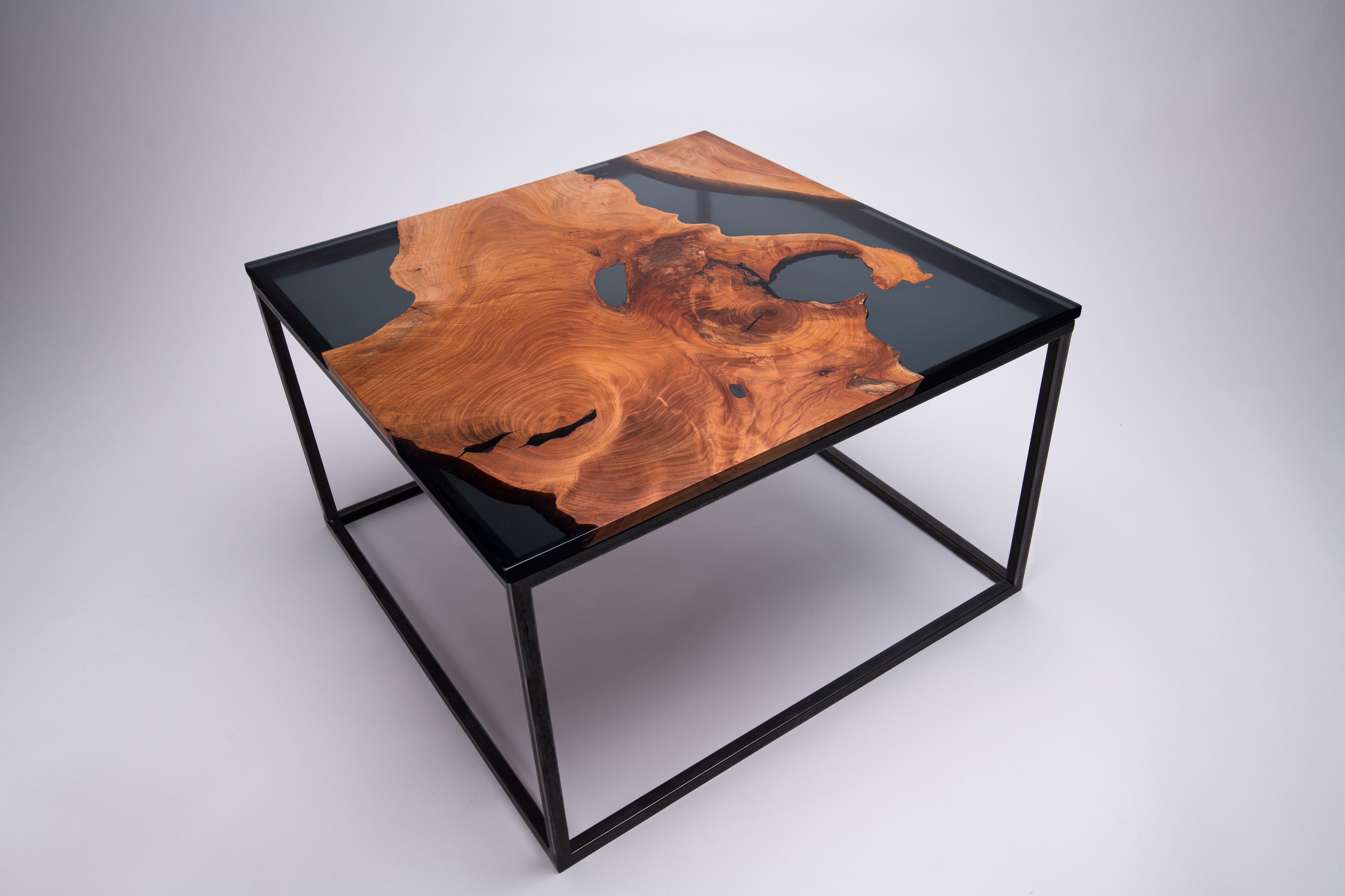 Couchtisch mit Massivholzplatte auf schwarzem Stahlgestell